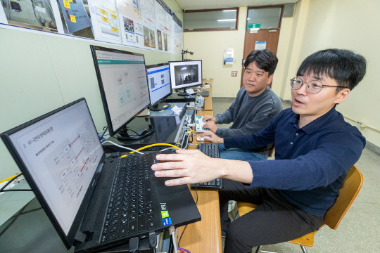 KT가 '하이브리드 양자보안 VPN 서비스'를 위한 양자보안망 실증을 완료했다. 사진은 모델들이 서비스를 소개하는 모습. KT 제공
